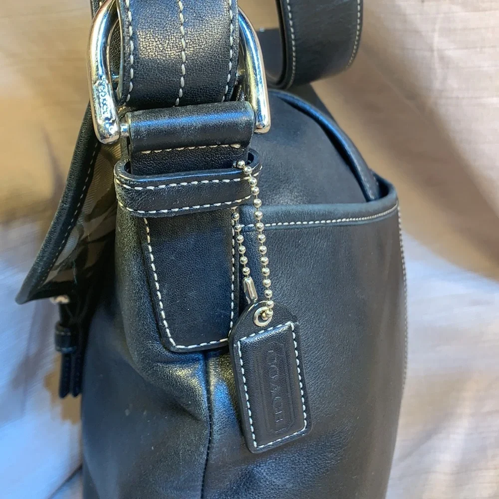 Coach vintage shoulder bag w/2 large compartments